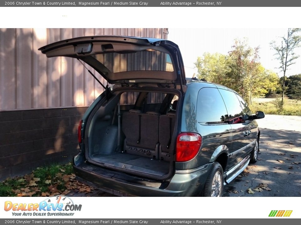 2006 Chrysler Town & Country Limited Magnesium Pearl / Medium Slate Gray Photo #15