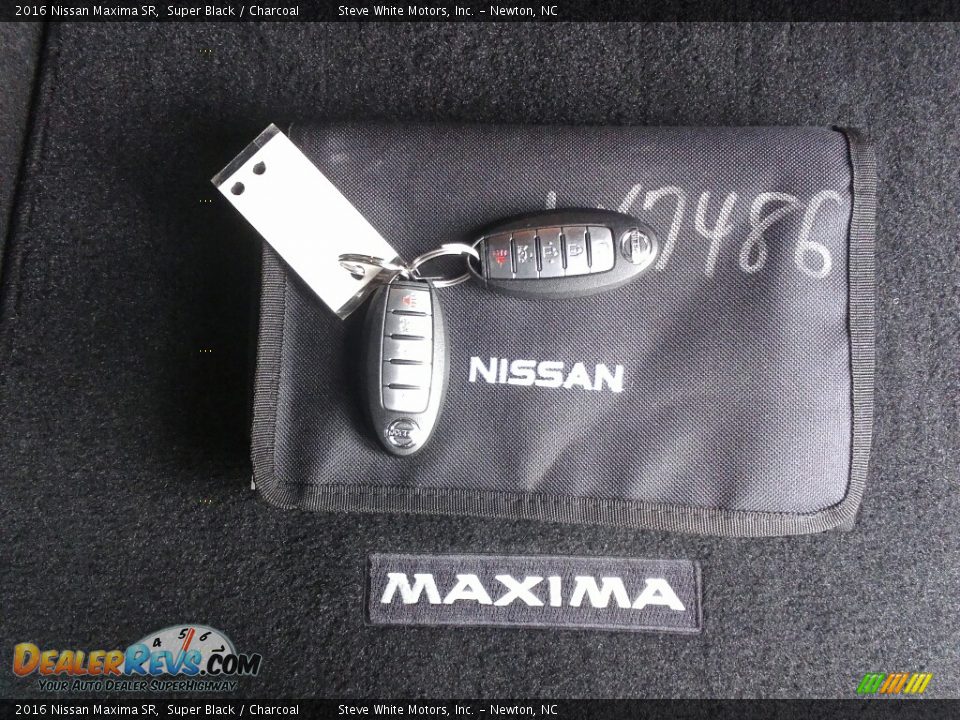 2016 Nissan Maxima SR Super Black / Charcoal Photo #28