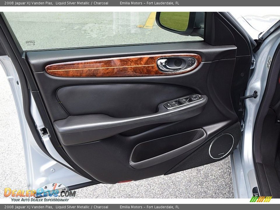 Door Panel of 2008 Jaguar XJ Vanden Plas Photo #32