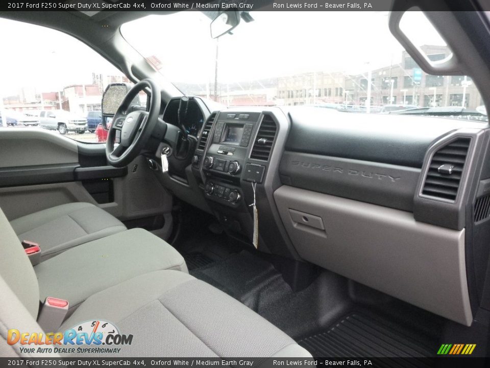 2017 Ford F250 Super Duty XL SuperCab 4x4 Oxford White / Medium Earth Gray Photo #2