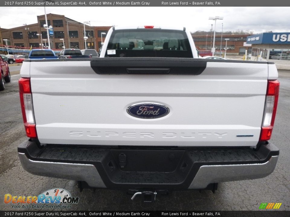 2017 Ford F250 Super Duty XL SuperCab 4x4 Oxford White / Medium Earth Gray Photo #4