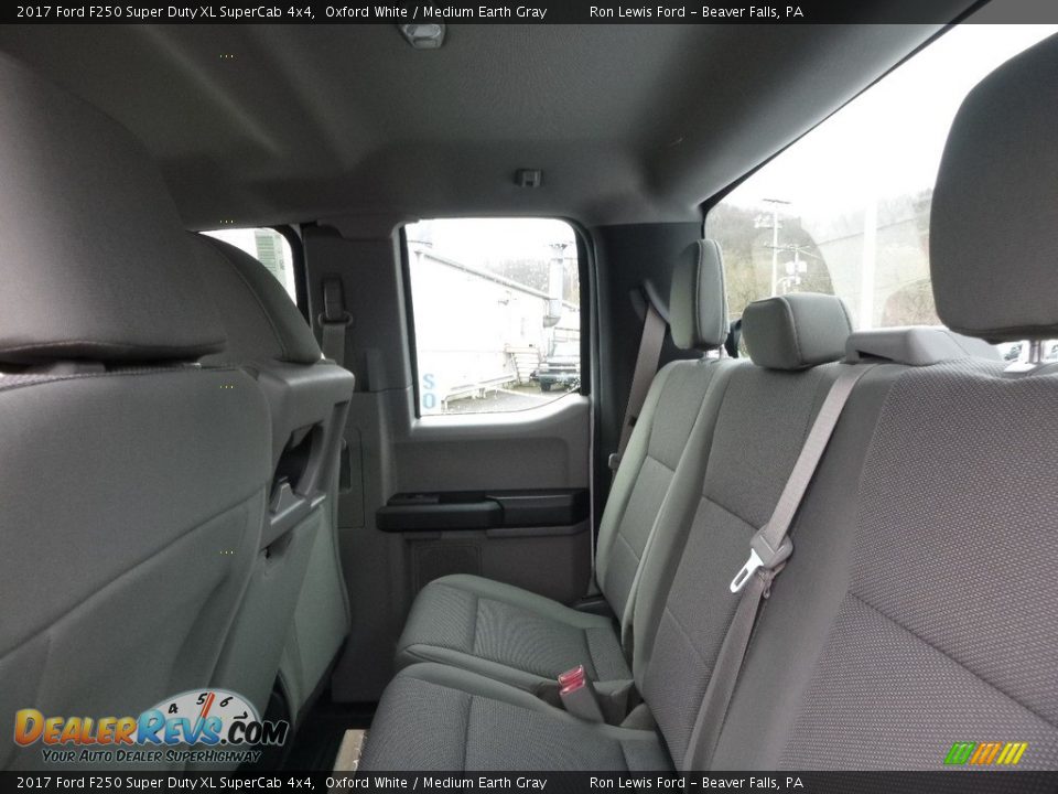 2017 Ford F250 Super Duty XL SuperCab 4x4 Oxford White / Medium Earth Gray Photo #12
