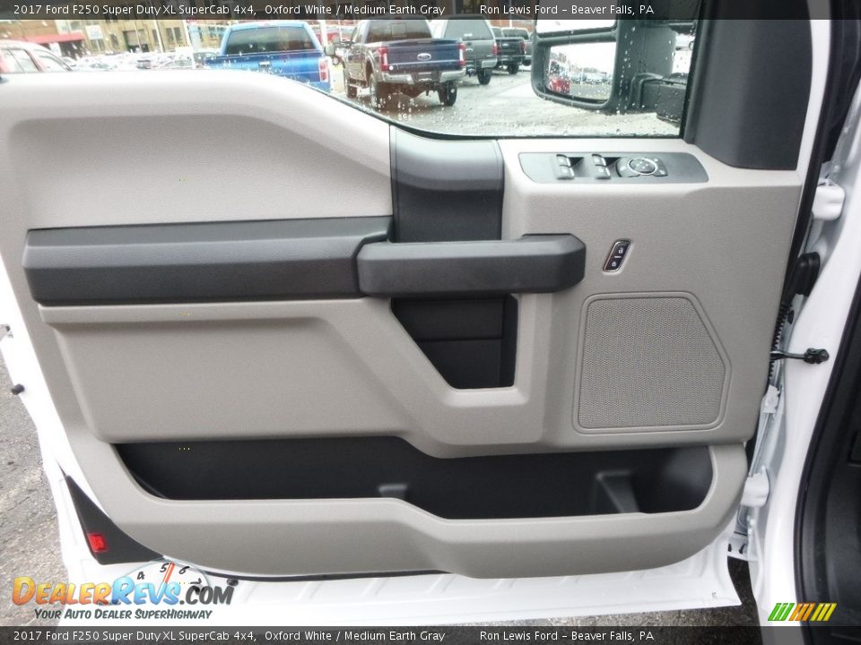 2017 Ford F250 Super Duty XL SuperCab 4x4 Oxford White / Medium Earth Gray Photo #14