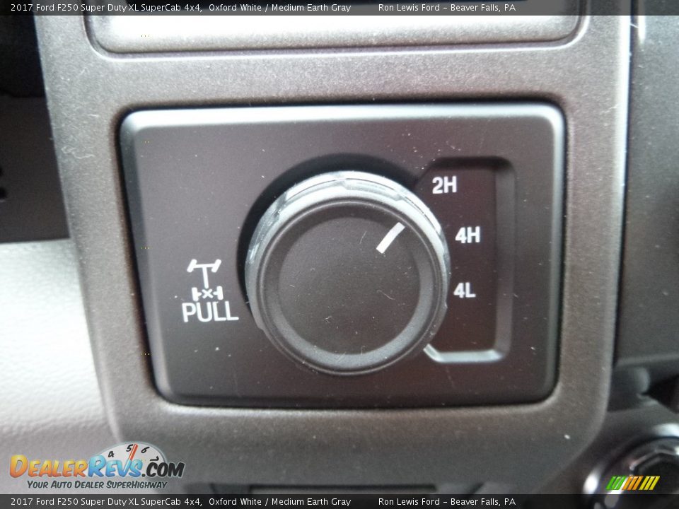 2017 Ford F250 Super Duty XL SuperCab 4x4 Oxford White / Medium Earth Gray Photo #17