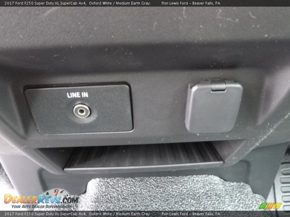 2017 Ford F250 Super Duty XL SuperCab 4x4 Oxford White / Medium Earth Gray Photo #18