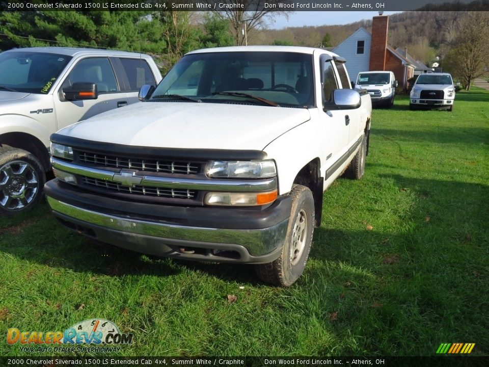 Front 3/4 View of 2000 Chevrolet Silverado 1500 LS Extended Cab 4x4 Photo #3
