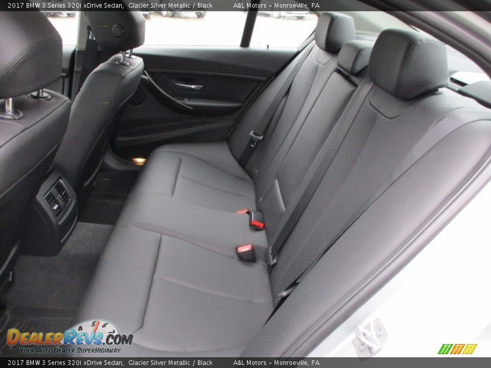 2017 BMW 3 Series 320i xDrive Sedan Glacier Silver Metallic / Black Photo #14