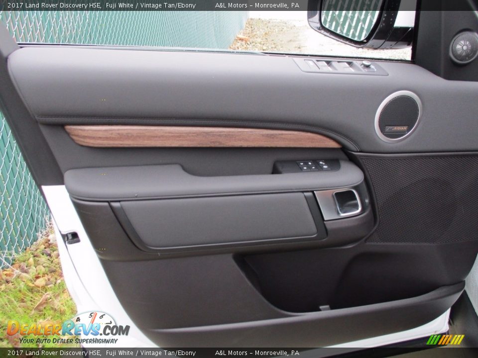 Door Panel of 2017 Land Rover Discovery HSE Photo #10