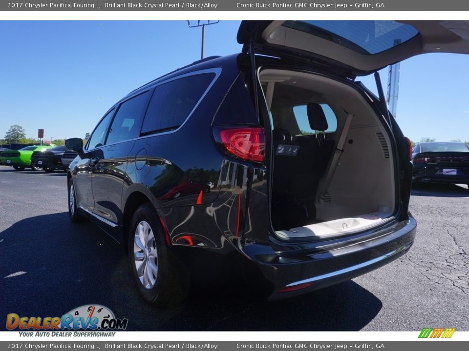 2017 Chrysler Pacifica Touring L Brilliant Black Crystal Pearl / Black/Alloy Photo #15