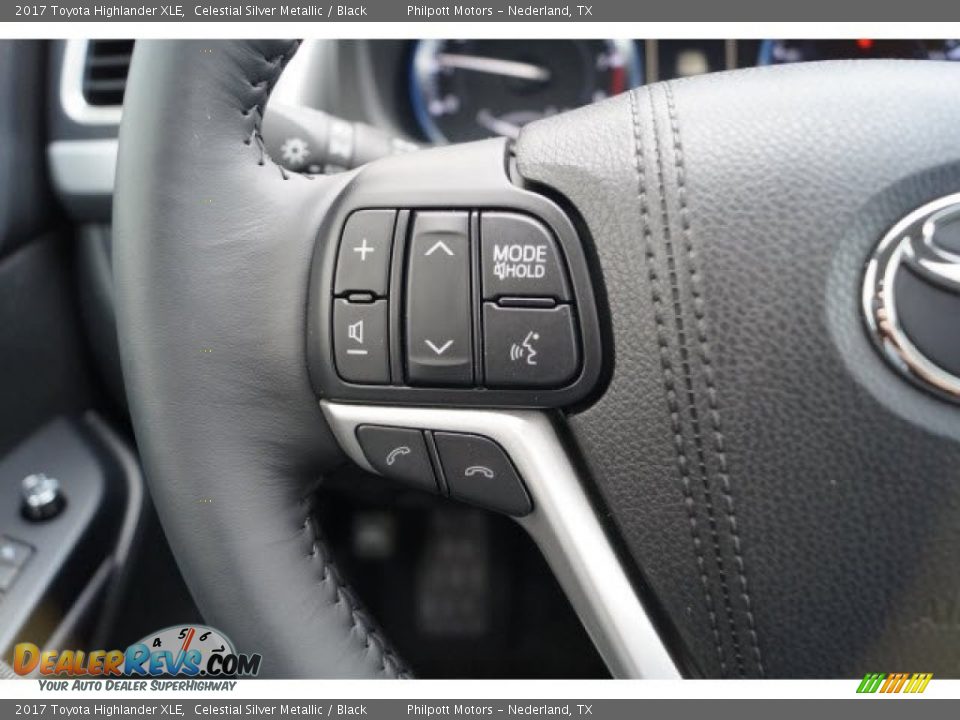Controls of 2017 Toyota Highlander XLE Photo #12