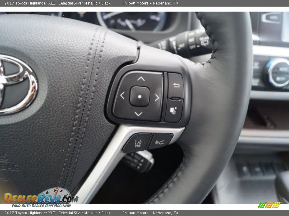 Controls of 2017 Toyota Highlander XLE Photo #13