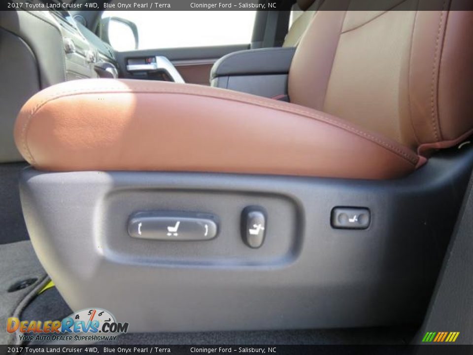 Front Seat of 2017 Toyota Land Cruiser 4WD Photo #12