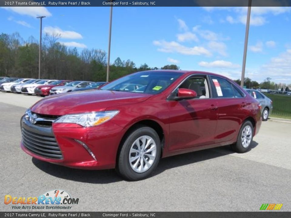 Front 3/4 View of 2017 Toyota Camry LE Photo #3