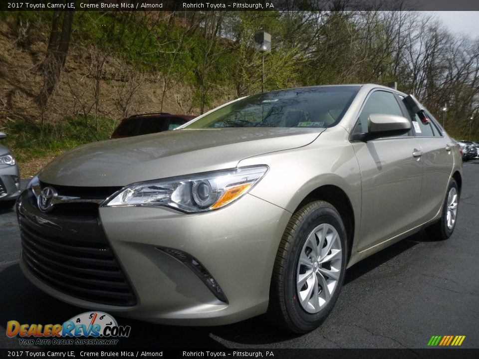 Front 3/4 View of 2017 Toyota Camry LE Photo #4