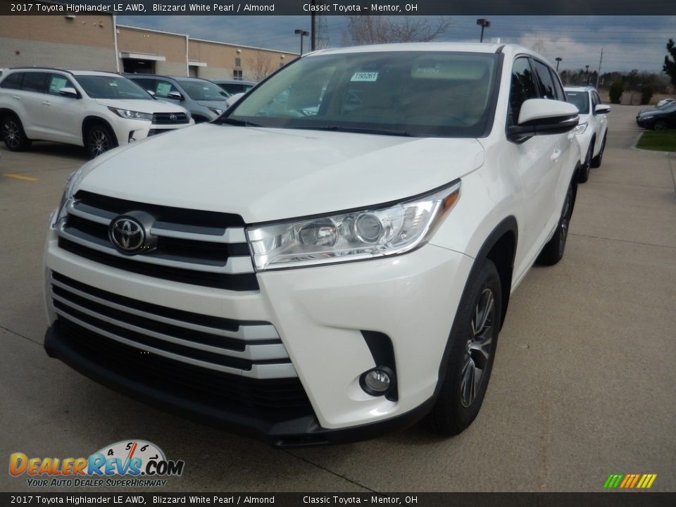 Front 3/4 View of 2017 Toyota Highlander LE AWD Photo #1