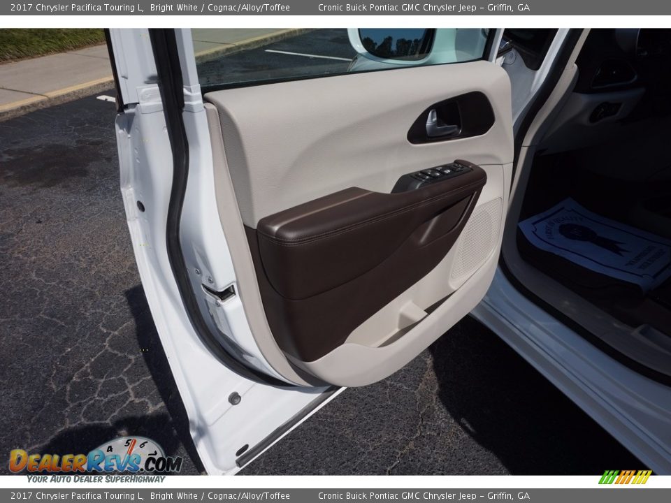 2017 Chrysler Pacifica Touring L Bright White / Cognac/Alloy/Toffee Photo #12