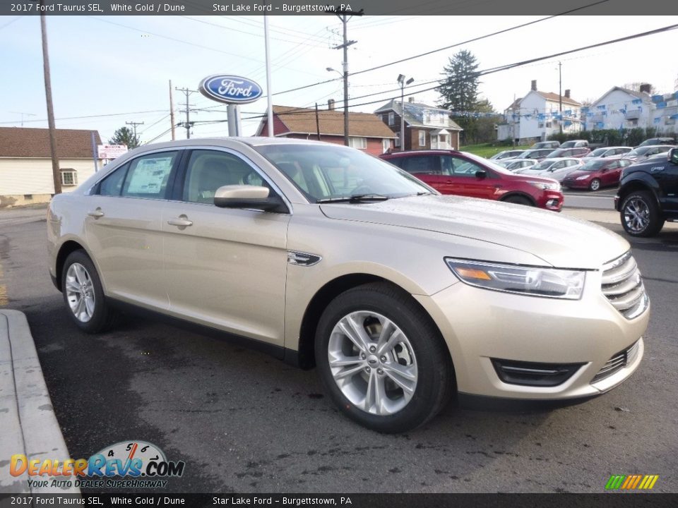 Front 3/4 View of 2017 Ford Taurus SEL Photo #3