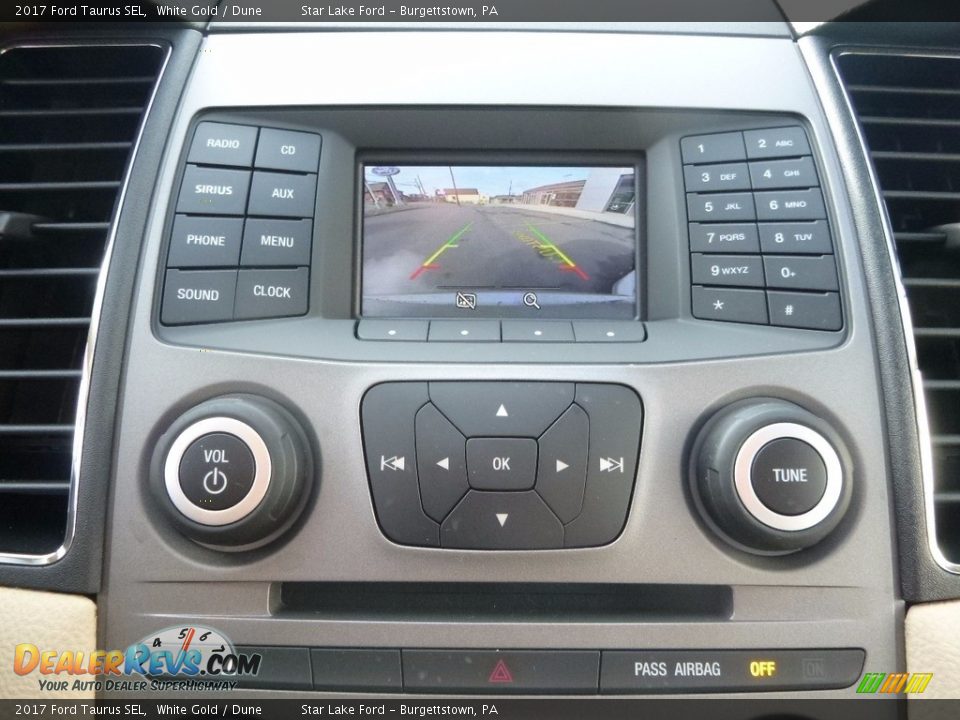 Controls of 2017 Ford Taurus SEL Photo #17