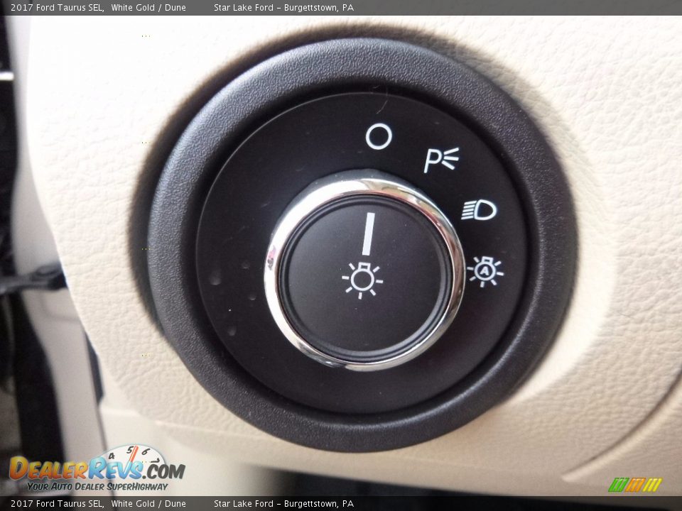 Controls of 2017 Ford Taurus SEL Photo #18