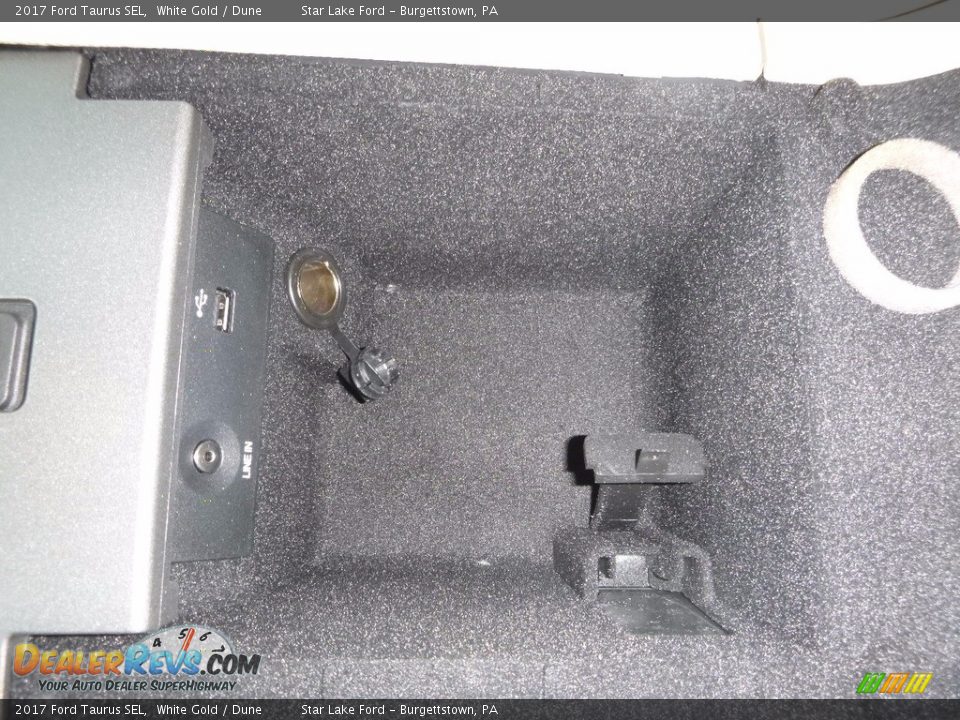 2017 Ford Taurus SEL White Gold / Dune Photo #19