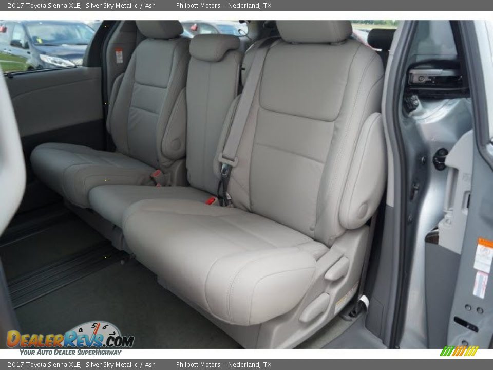 2017 Toyota Sienna XLE Silver Sky Metallic / Ash Photo #9