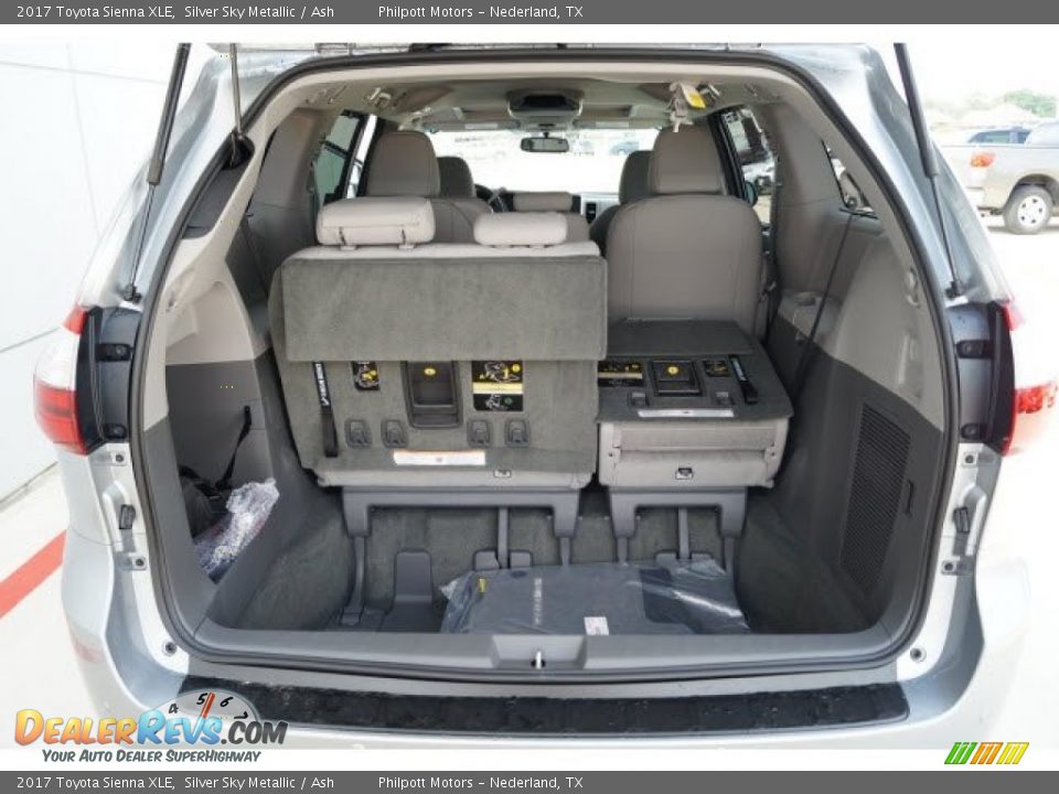 2017 Toyota Sienna XLE Silver Sky Metallic / Ash Photo #10