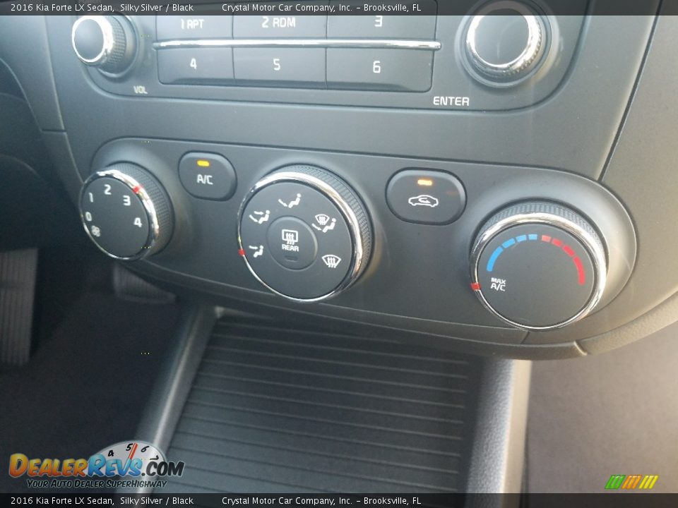 2016 Kia Forte LX Sedan Silky Silver / Black Photo #16