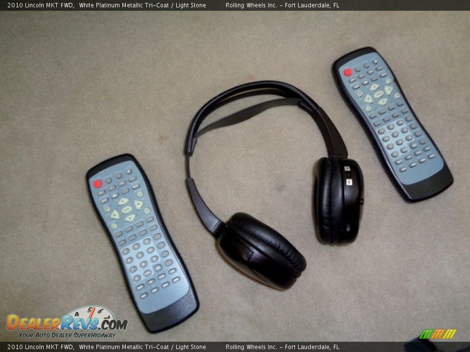 Entertainment System of 2010 Lincoln MKT FWD Photo #10