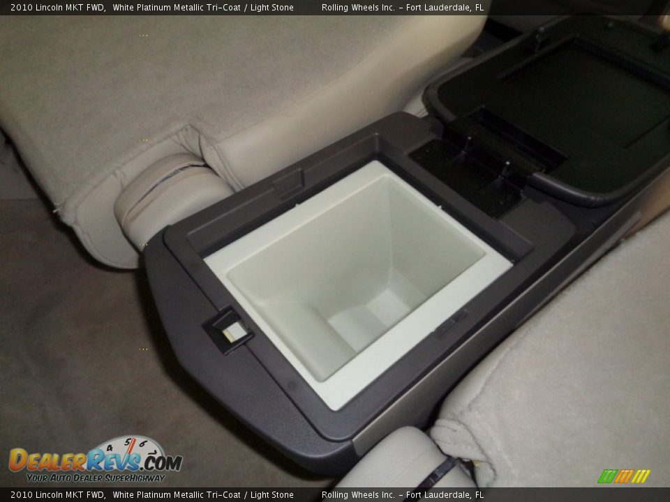 2010 Lincoln MKT FWD White Platinum Metallic Tri-Coat / Light Stone Photo #23