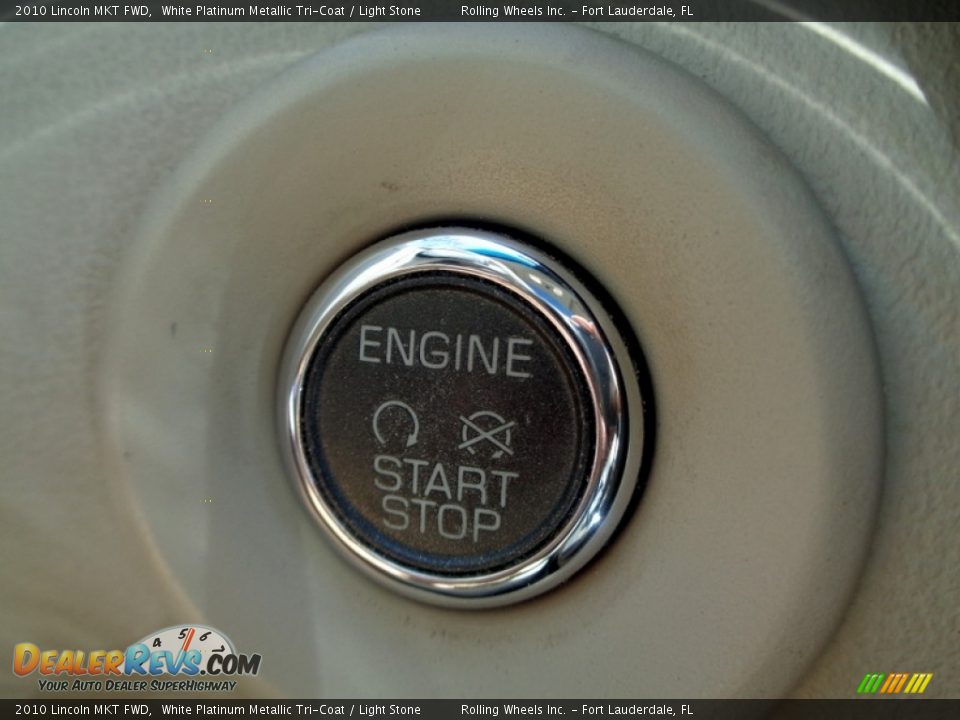 2010 Lincoln MKT FWD White Platinum Metallic Tri-Coat / Light Stone Photo #25