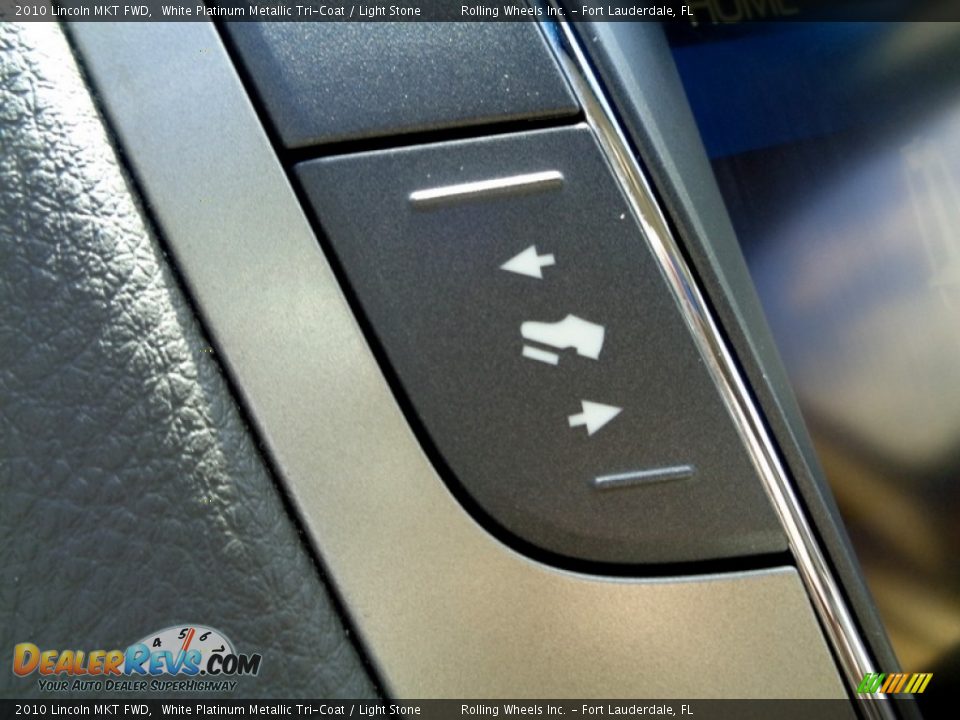 2010 Lincoln MKT FWD White Platinum Metallic Tri-Coat / Light Stone Photo #30