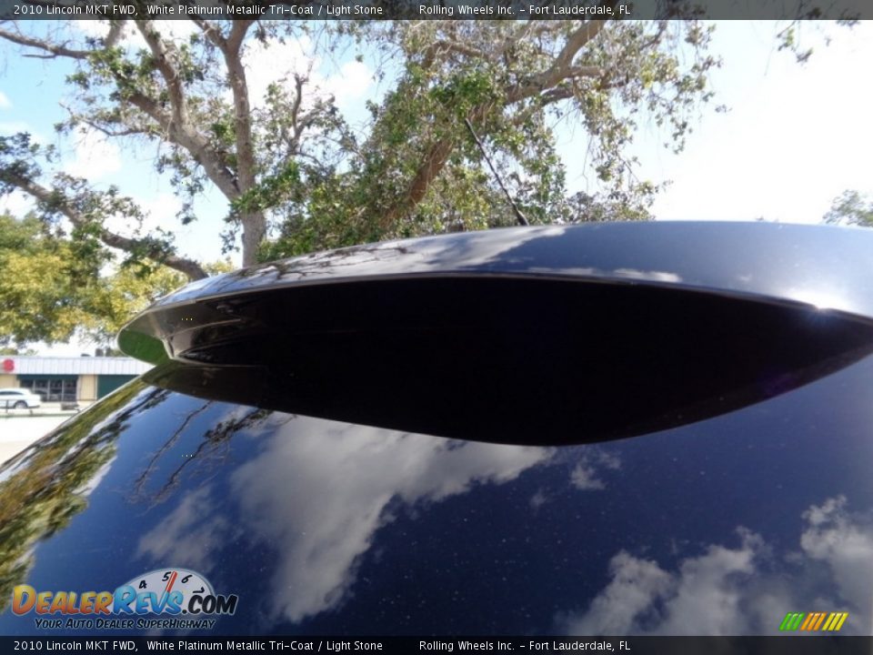 2010 Lincoln MKT FWD White Platinum Metallic Tri-Coat / Light Stone Photo #31