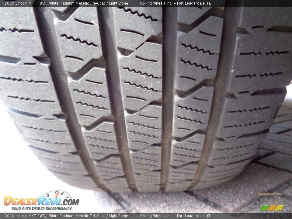 2010 Lincoln MKT FWD White Platinum Metallic Tri-Coat / Light Stone Photo #33