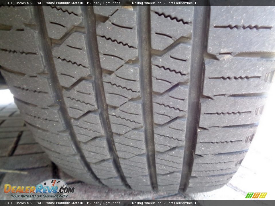 2010 Lincoln MKT FWD White Platinum Metallic Tri-Coat / Light Stone Photo #35