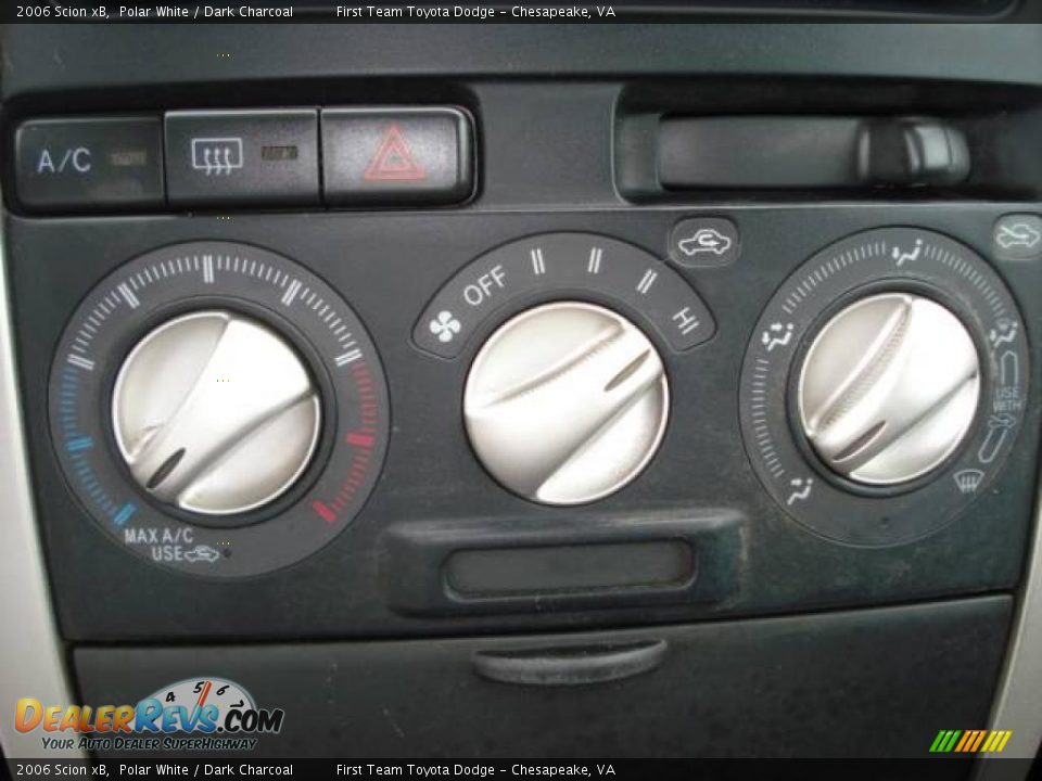 2006 Scion xB Polar White / Dark Charcoal Photo #12