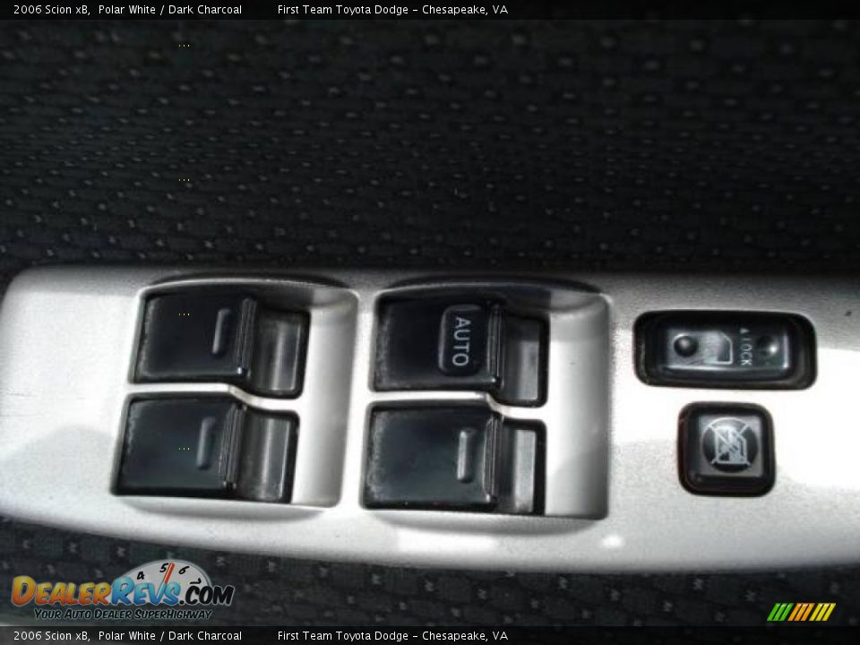 2006 Scion xB Polar White / Dark Charcoal Photo #15