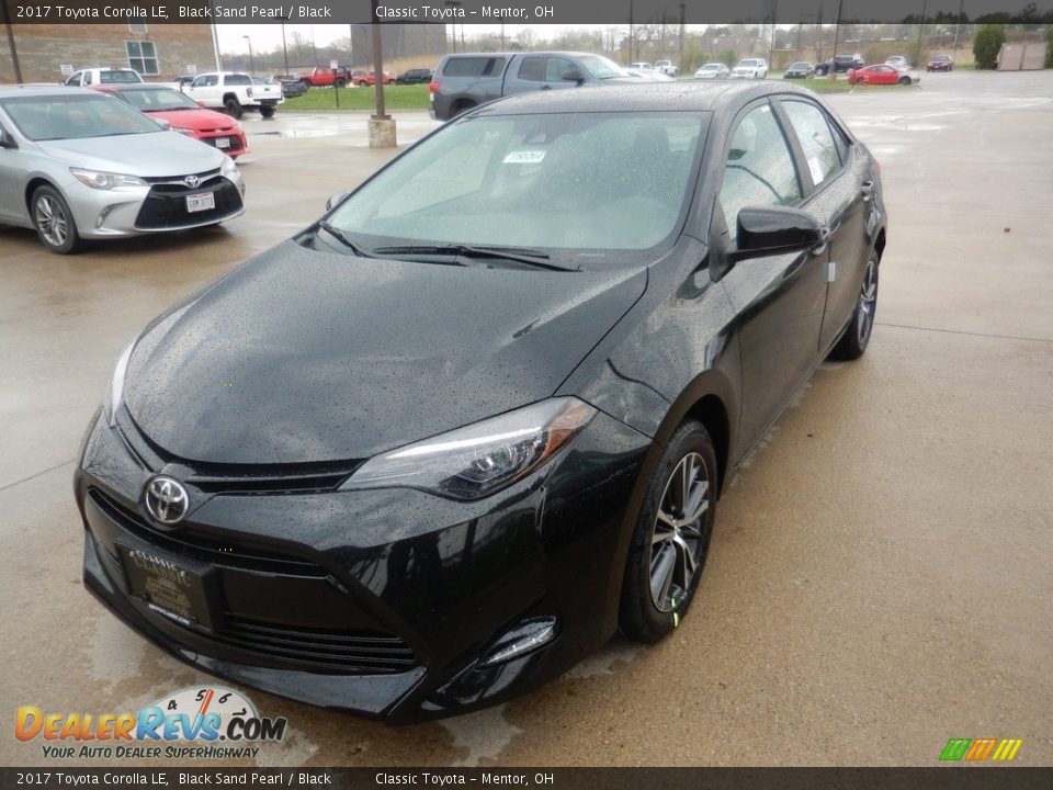 Front 3/4 View of 2017 Toyota Corolla LE Photo #1