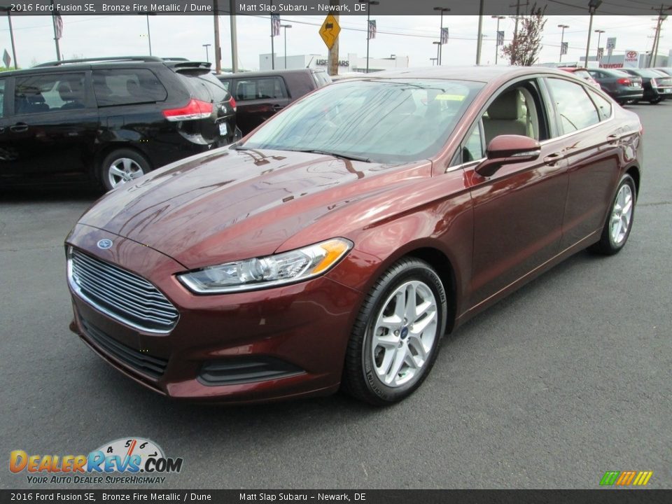 Front 3/4 View of 2016 Ford Fusion SE Photo #4