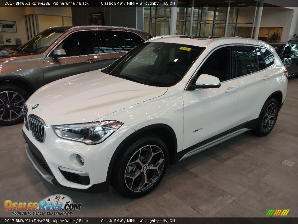Front 3/4 View of 2017 BMW X1 xDrive28i Photo #3