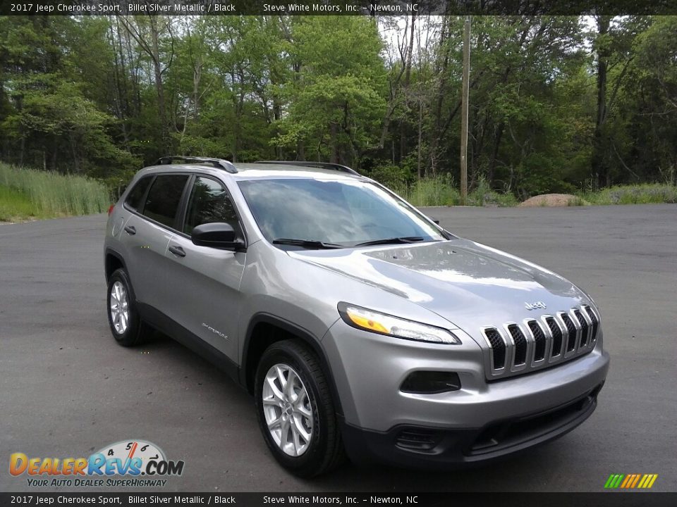 Front 3/4 View of 2017 Jeep Cherokee Sport Photo #4