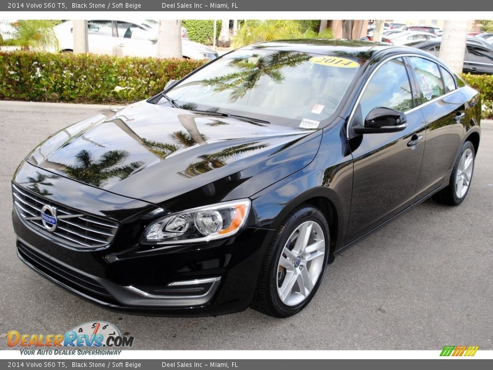 Front 3/4 View of 2014 Volvo S60 T5 Photo #4