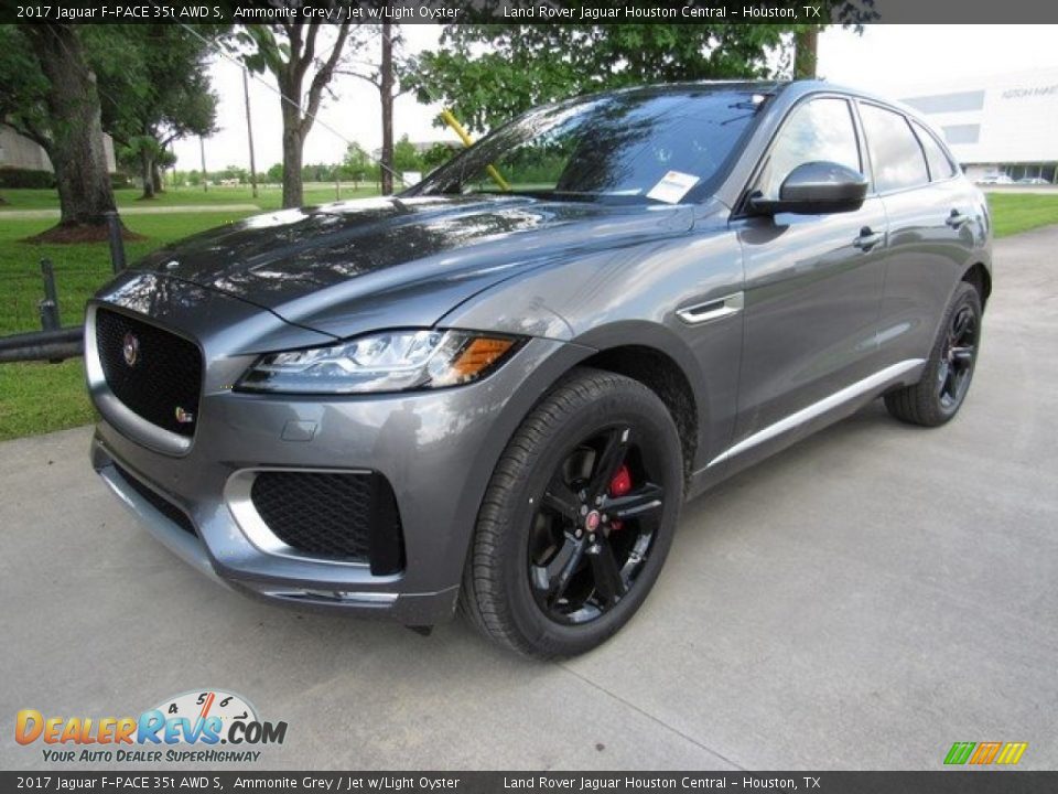 Front 3/4 View of 2017 Jaguar F-PACE 35t AWD S Photo #10