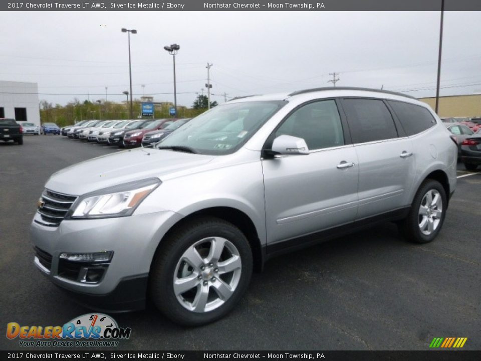 Front 3/4 View of 2017 Chevrolet Traverse LT AWD Photo #1