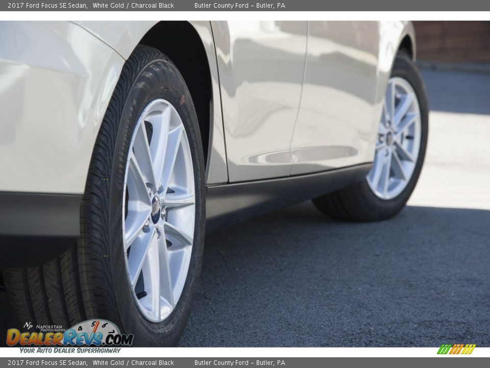 2017 Ford Focus SE Sedan White Gold / Charcoal Black Photo #4
