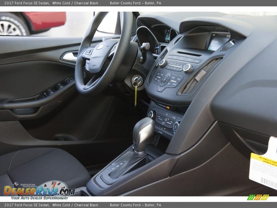 2017 Ford Focus SE Sedan White Gold / Charcoal Black Photo #9