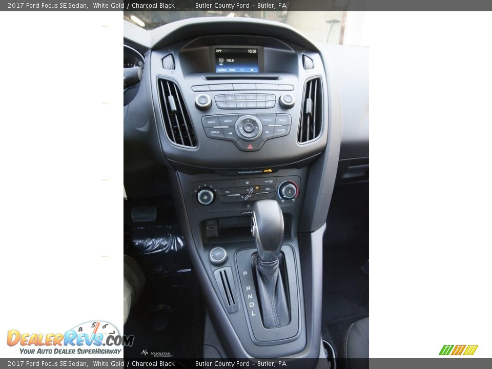 2017 Ford Focus SE Sedan White Gold / Charcoal Black Photo #10