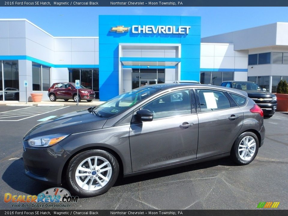 Front 3/4 View of 2016 Ford Focus SE Hatch Photo #1