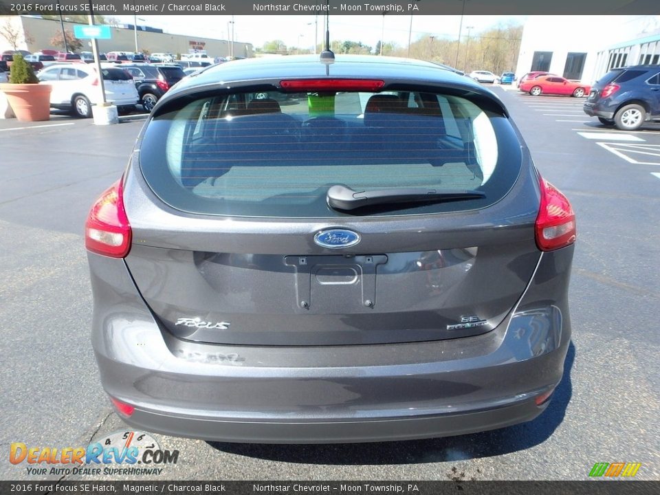 2016 Ford Focus SE Hatch Magnetic / Charcoal Black Photo #6