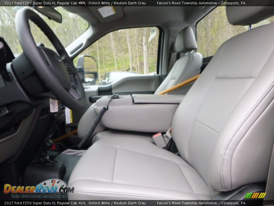 2017 Ford F250 Super Duty XL Regular Cab 4x4 Oxford White / Medium Earth Gray Photo #9