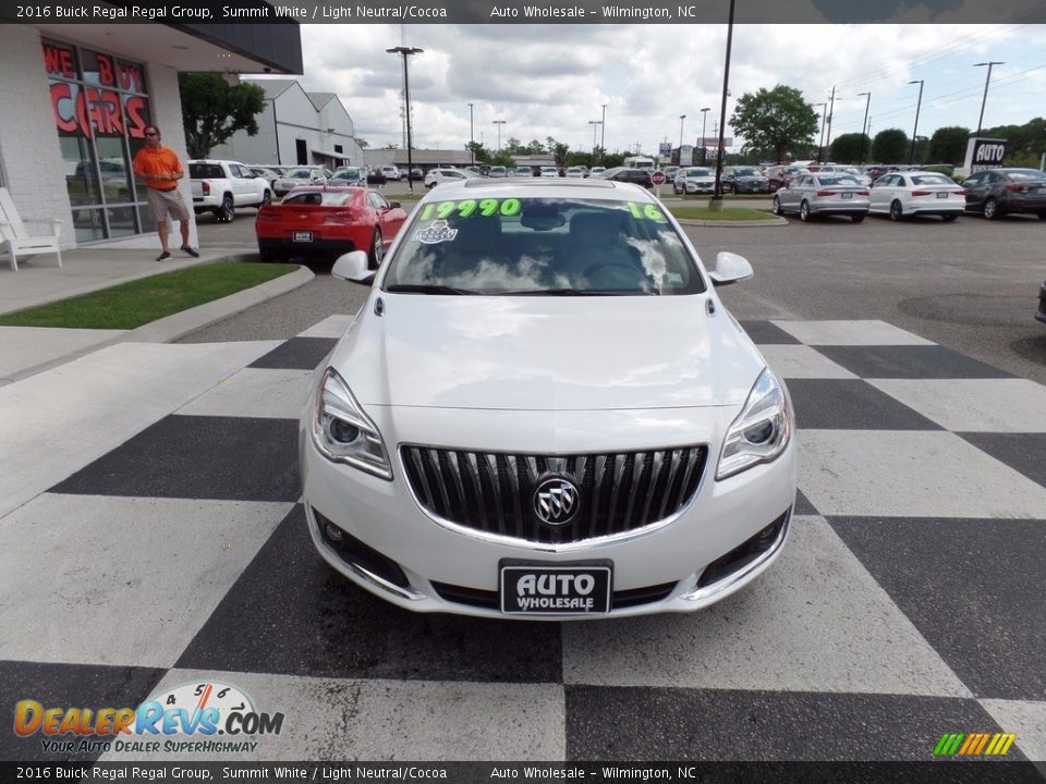 2016 Buick Regal Regal Group Summit White / Light Neutral/Cocoa Photo #2